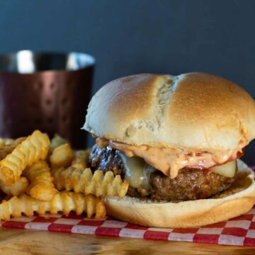 Spicy Burger with Pesto Rosso. Easy burger recipe made with lean ground beef and panko bread crumbs (Japanese-style), and Pesto Rosso available at Spoonabilities.com