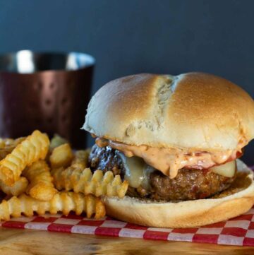 Spicy Burger with Pesto Rosso. Easy burger recipe made with lean ground beef and panko bread crumbs (Japanese-style), and Pesto Rosso available at Spoonabilities.com